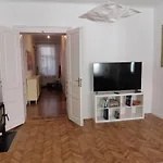 Downtown 3 Bdr Charm - Walk To Attractions Apartmán *